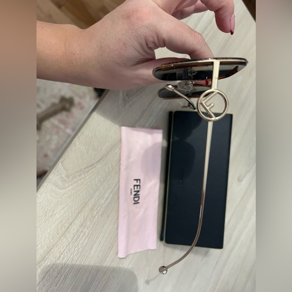 Fendi Sunglasses - like new worn only 2 times - Picture 4 of 7